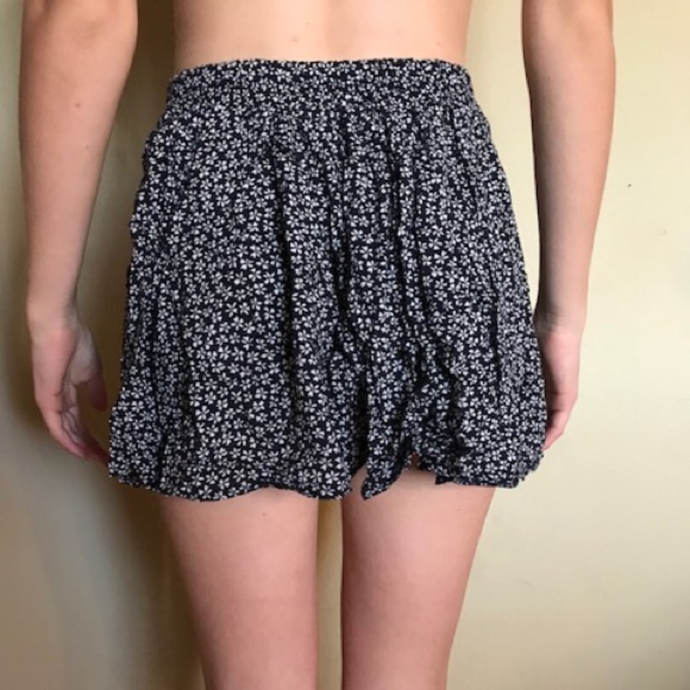 Brandy mini black skirt with white flowers - Picture 2 of 5